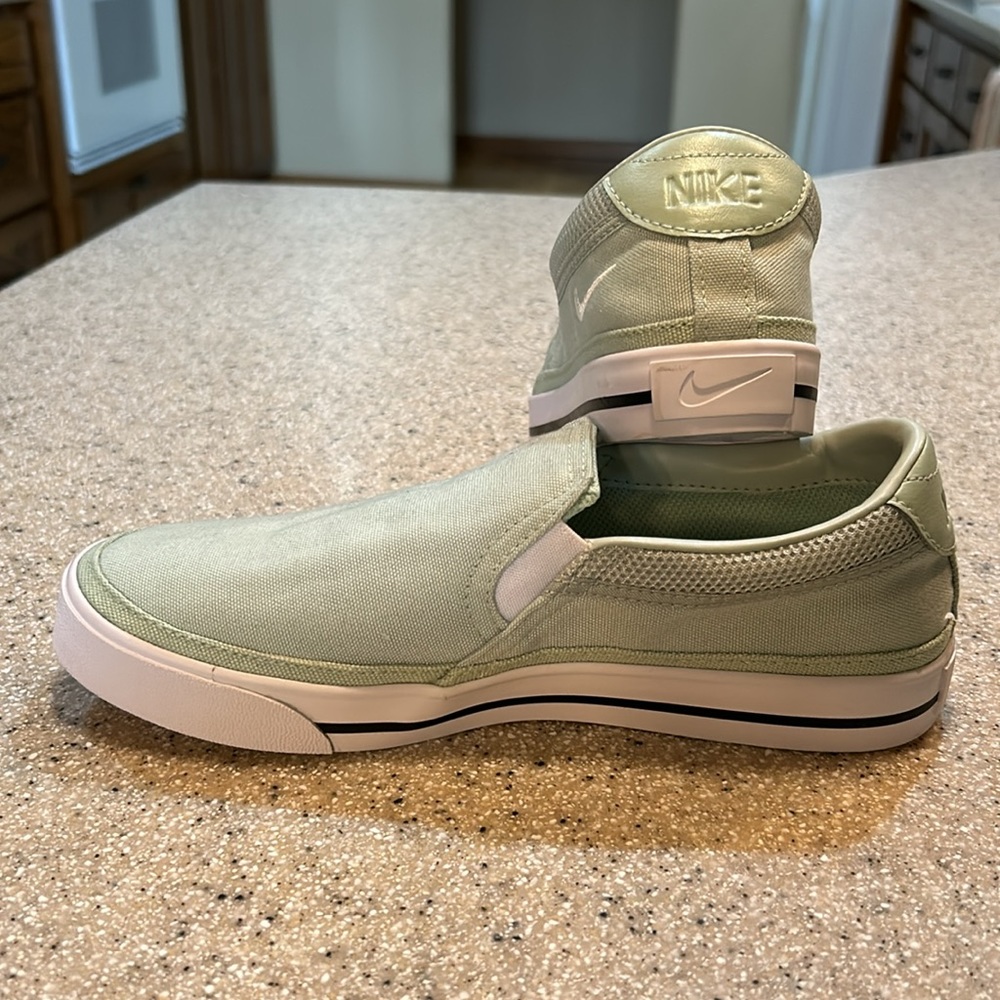 NWOB Nike slip on sneakers Size 7.5M. - Picture 4 of 9